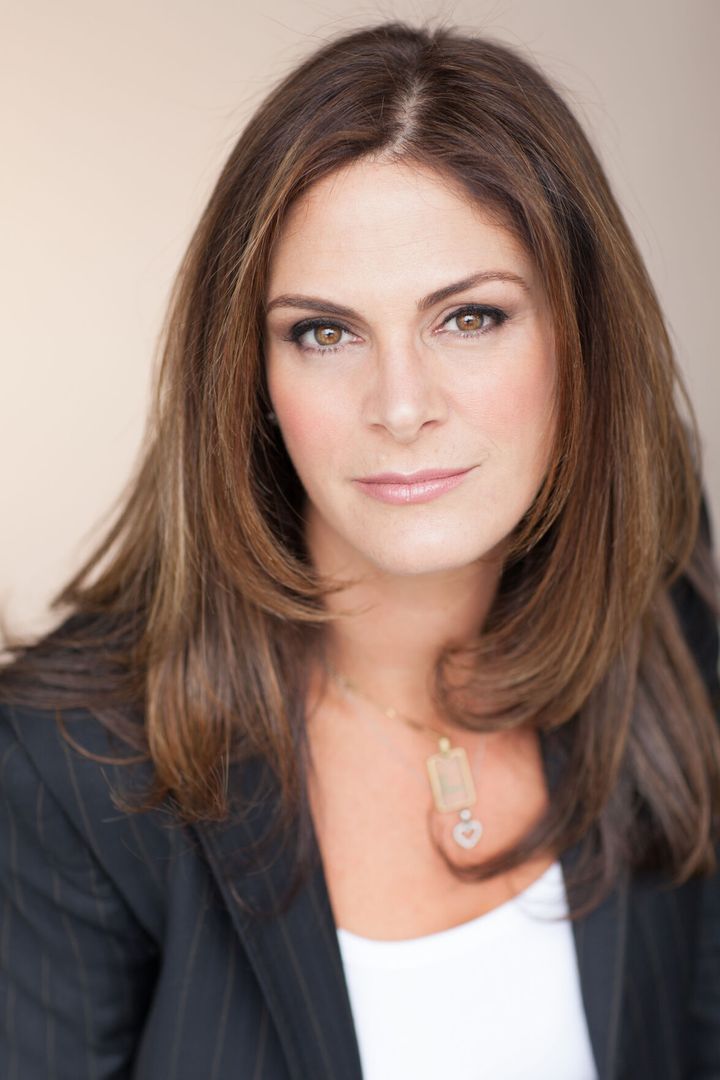 Transformational Coach and Bestselling Author Lainie Etzioni Launches The Unbecoming Method to Help Women Finally Change It