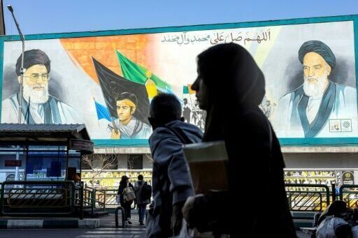 Iranian students chant anti-government slogans, as US threats loom