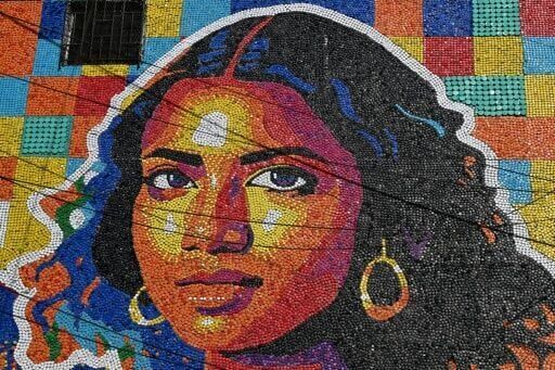 Artist creates 'Latin American Mona Lisa' with plastic bottle caps