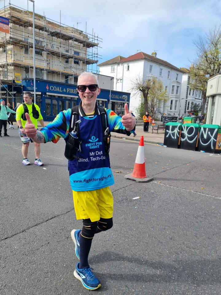 Blind man completes marathon with help of smart glasses