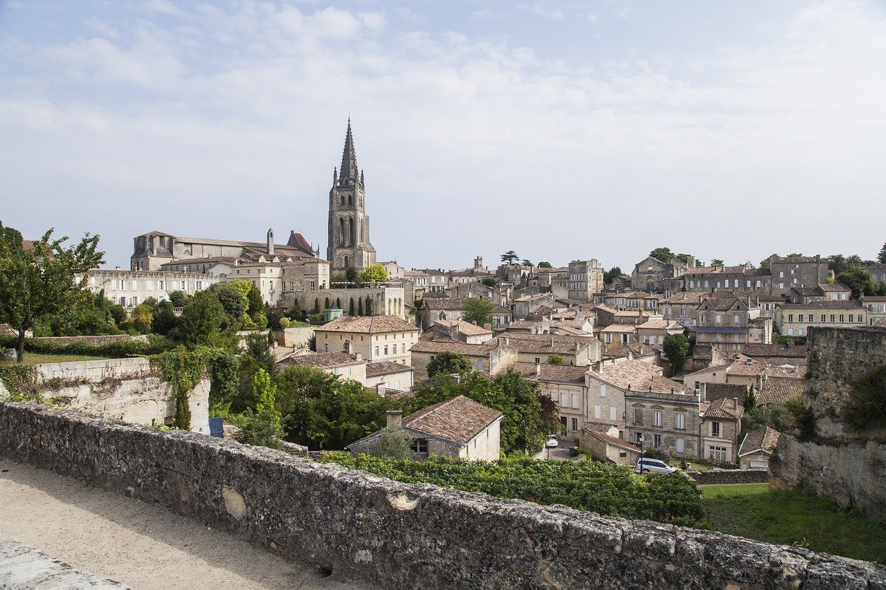 Le village de Saint-Émilion, destination clé de la route des vins