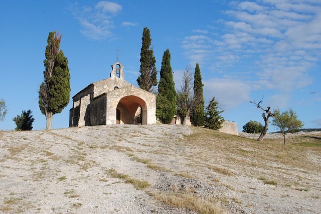 La chapelle Saint-Sixte dans le parc des Alpilles