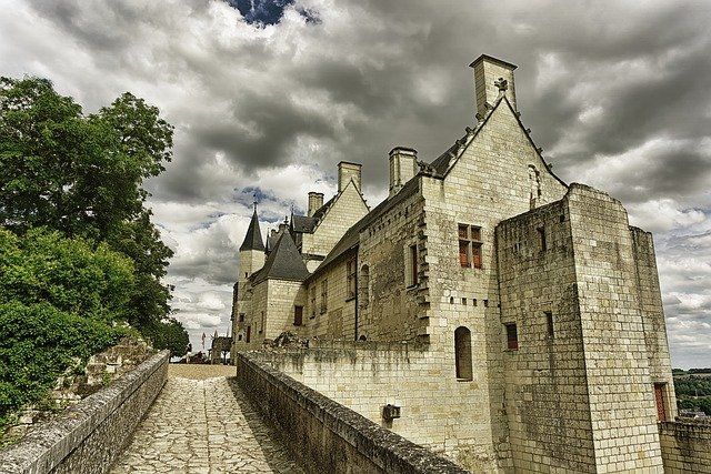 Le château de Chinon, à 180 km de Nantes