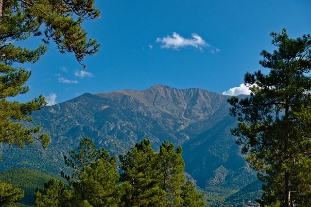 Le Mont Canigou, 2 785m, à moins d'une heure à l'Ouest de Perpignan
