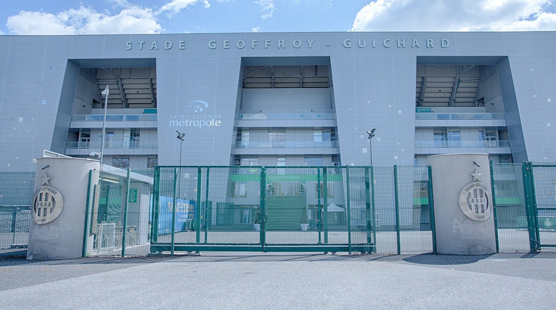 Entrée du stade Geoffroy-Guichard | Photo de Julien Dropa