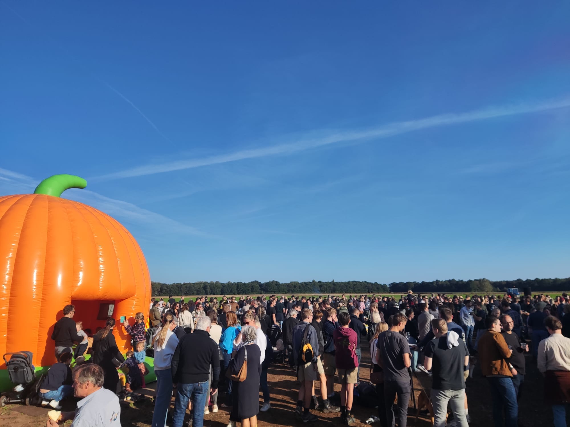 Bezoekers bij de opblaaspompoen op de Pompoenmaand in Kasterlee