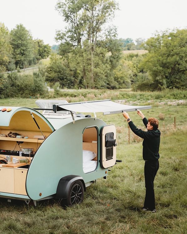 Pure Camper teardrop minicaravan met uitgeklapte luifel