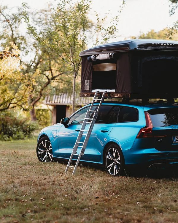 Autohome Airtop hardshell daktent open op een blauwe Volvo