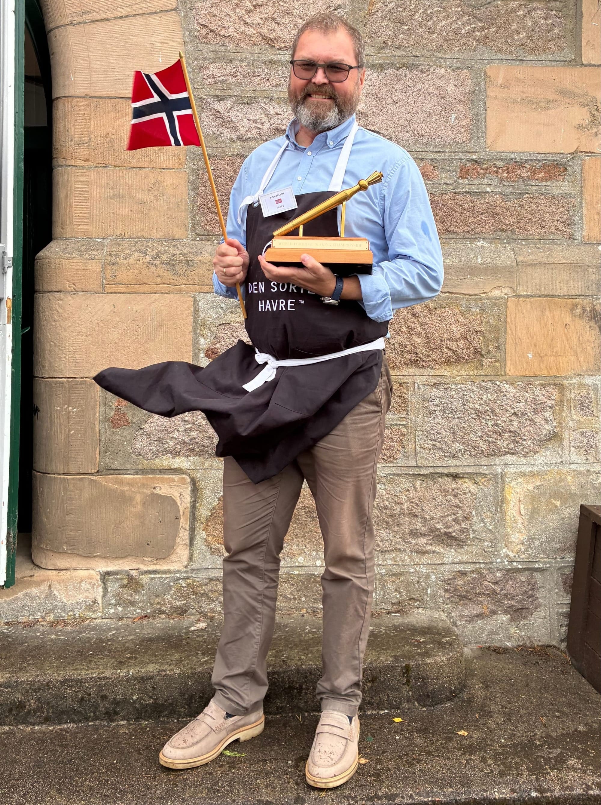 Sven with his trophy and a Norwegian flag.