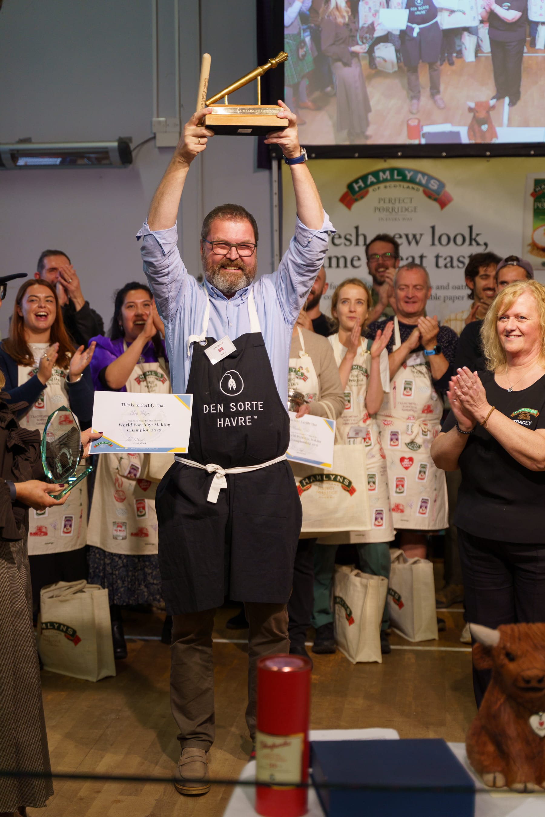 Sven lifts the golden spurtle trophy.