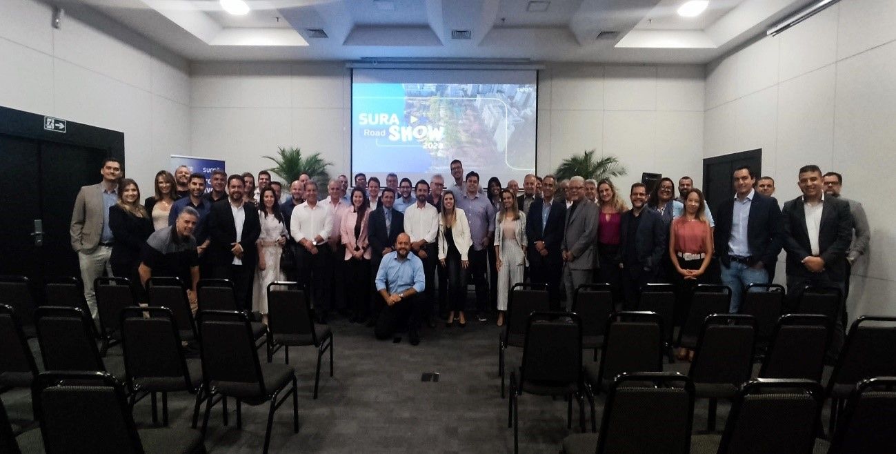 Grupo de pessoas em uma sala
Descrição gerada automaticamente com confiança média