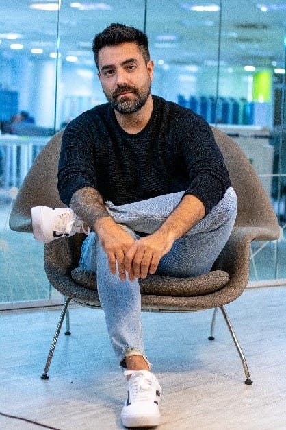 Homem sentado em cadeira
Descrição gerada automaticamente