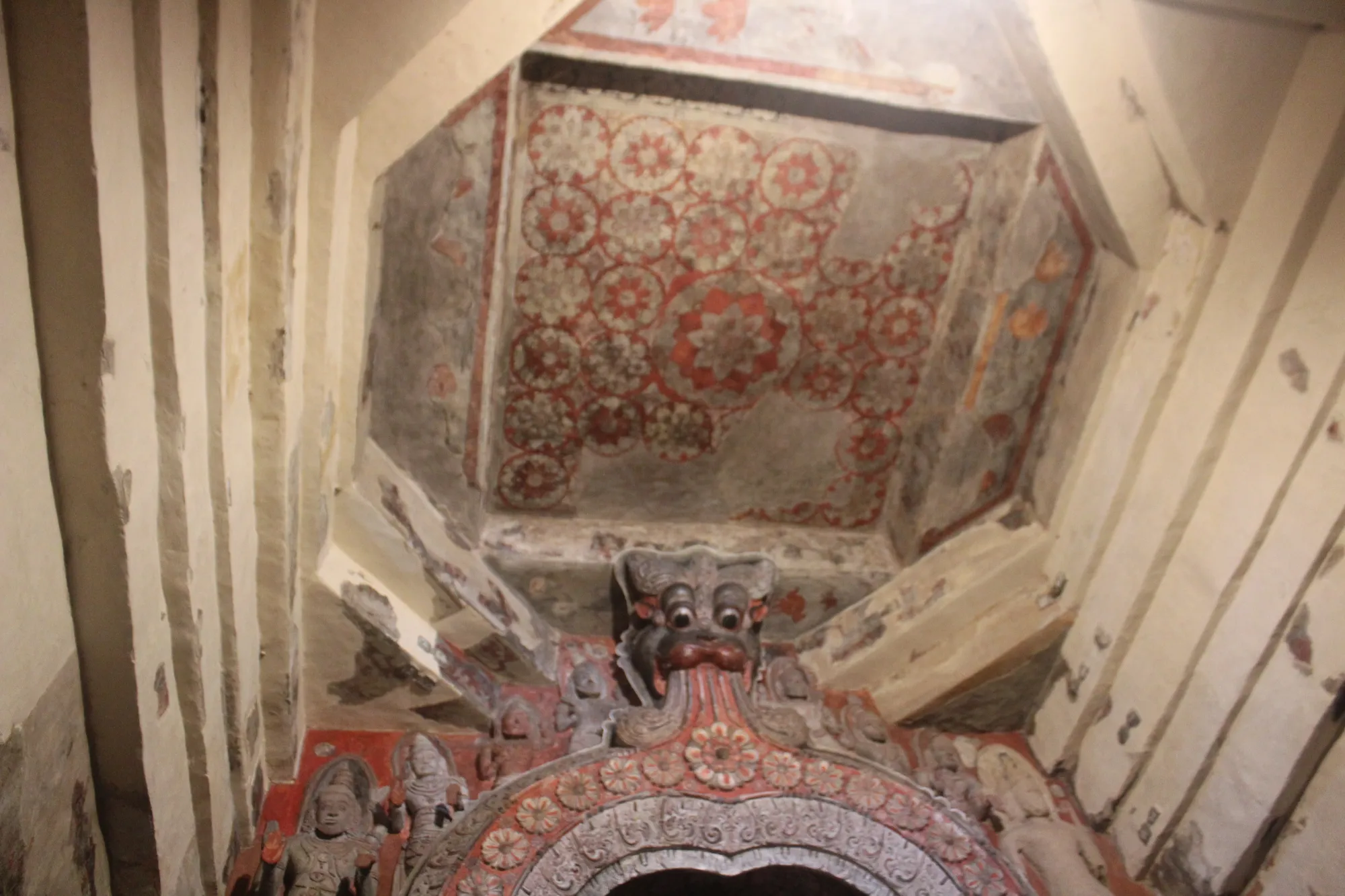 Makara thorana and paintings at Gadaladeniya Temple, Sri Lanka