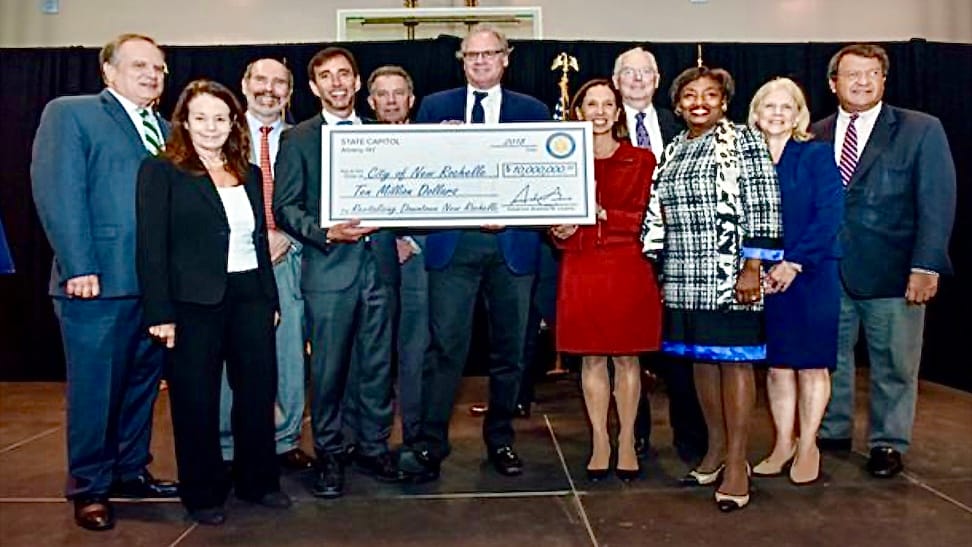 New Rochelle officials, including Mayor Noam Bramson, as well as Empire State Development president, CEO and Commissioner Howard Zemsky hold the ceremonial $10-million Downtown
Revitalization Initiative check from New York State in 2018.