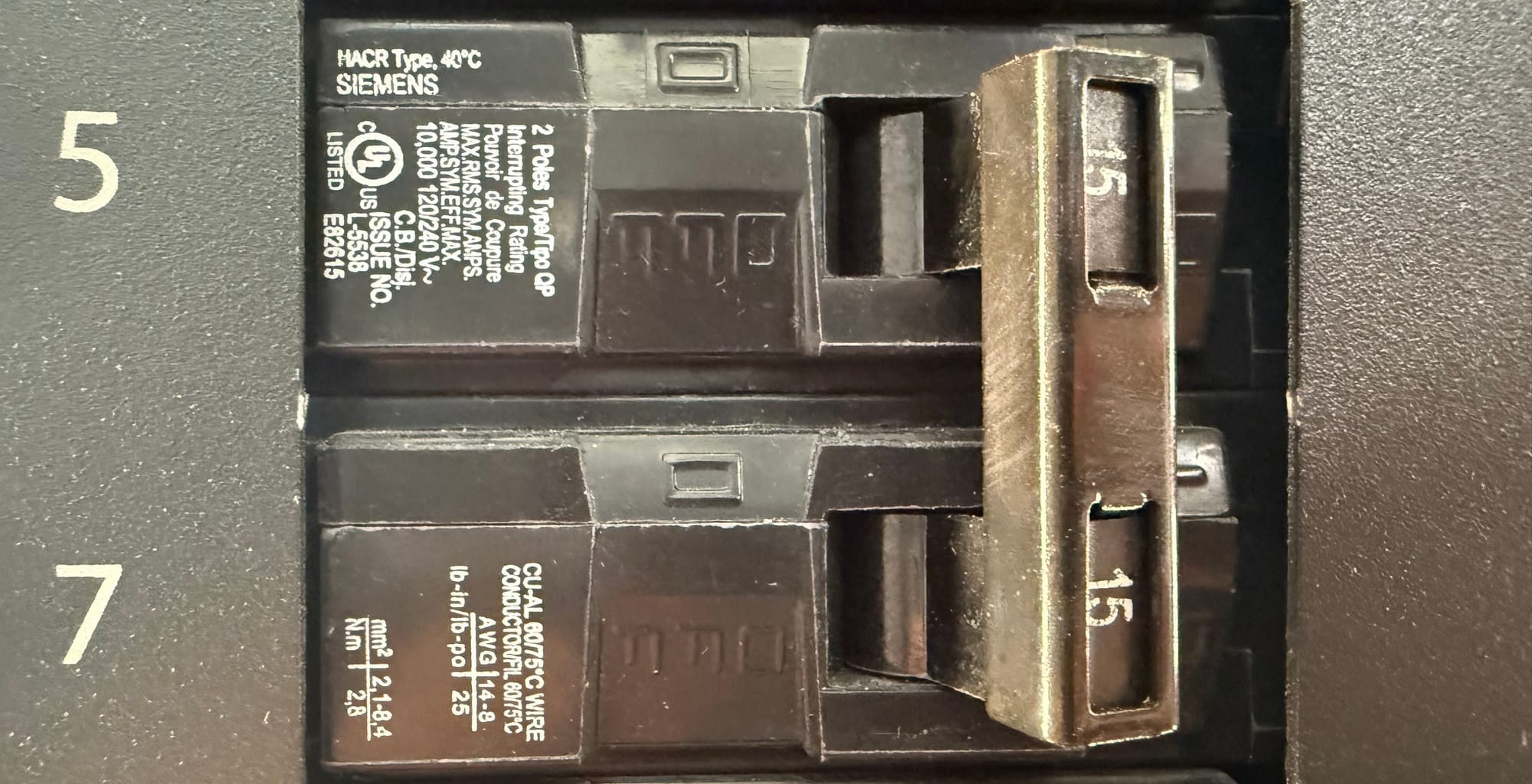 Double-pole circuit breaker