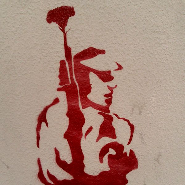 Canções de luta: A poesia já se fez revolução com um cravo e uma canção em Portugal
