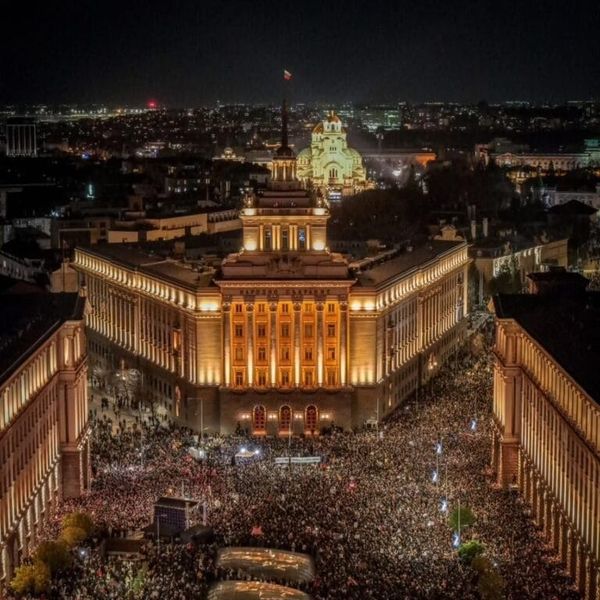 Protestos na Bulgária derrotam Orçamento de Estado do governo