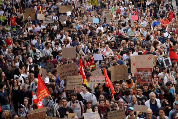 Em França, os jovens saíram à rua