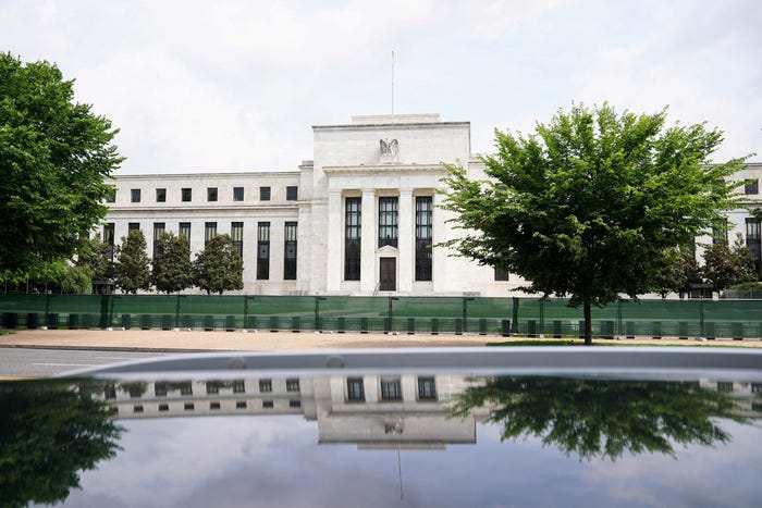 Fed houdt rente vast op 3,50-3,75%. Inflatie staat op 2,4%. En de olieprijzen stijgen nog steeds