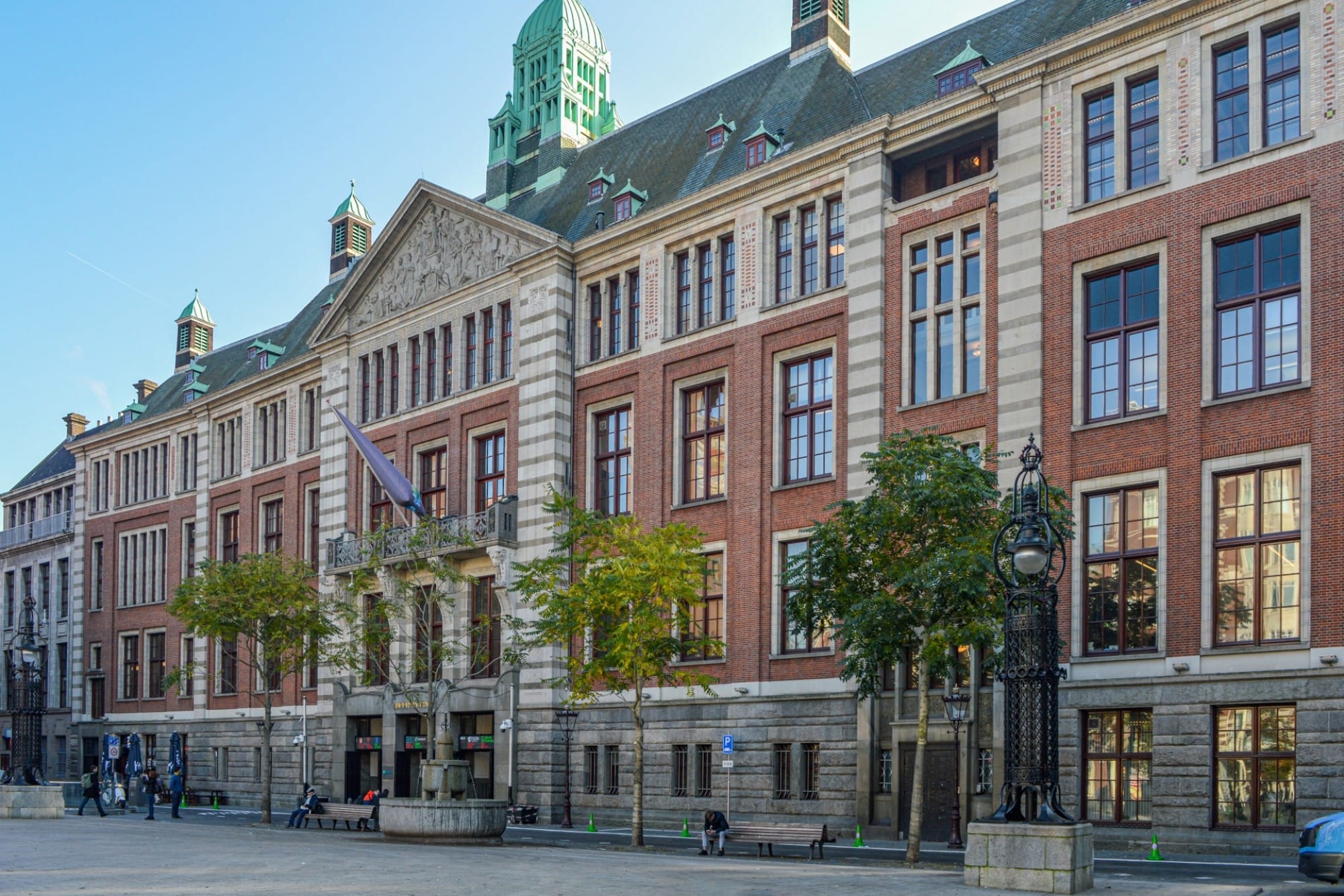 AEX zakt onder 1.000 punten: luchtvaart betaalt de rekening van de oliecrisis