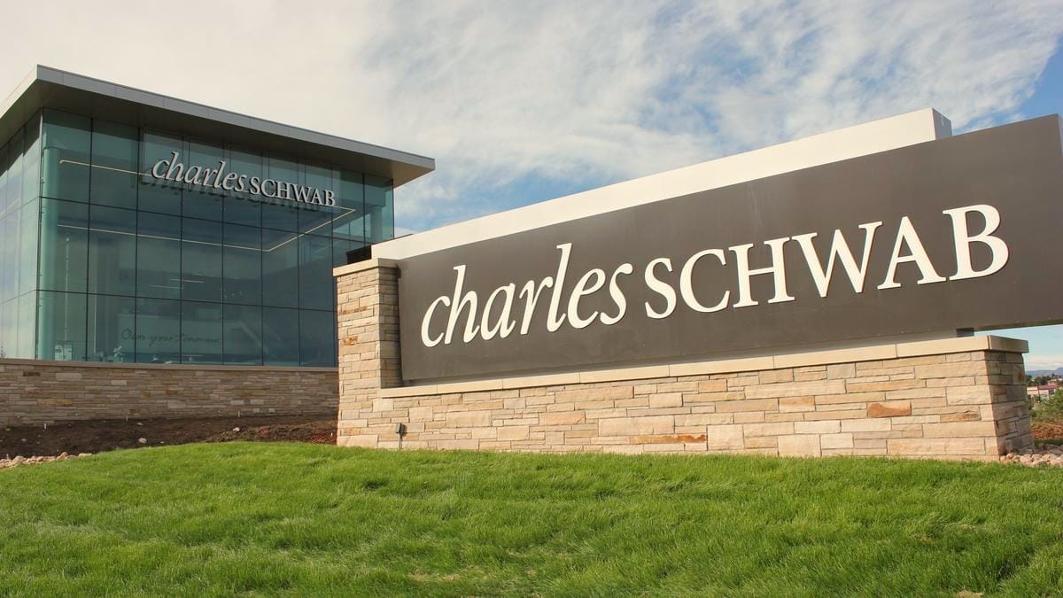 Schwab stapt in Bitcoin en Ethereum: 0,75% fee en prediction markets in de maak