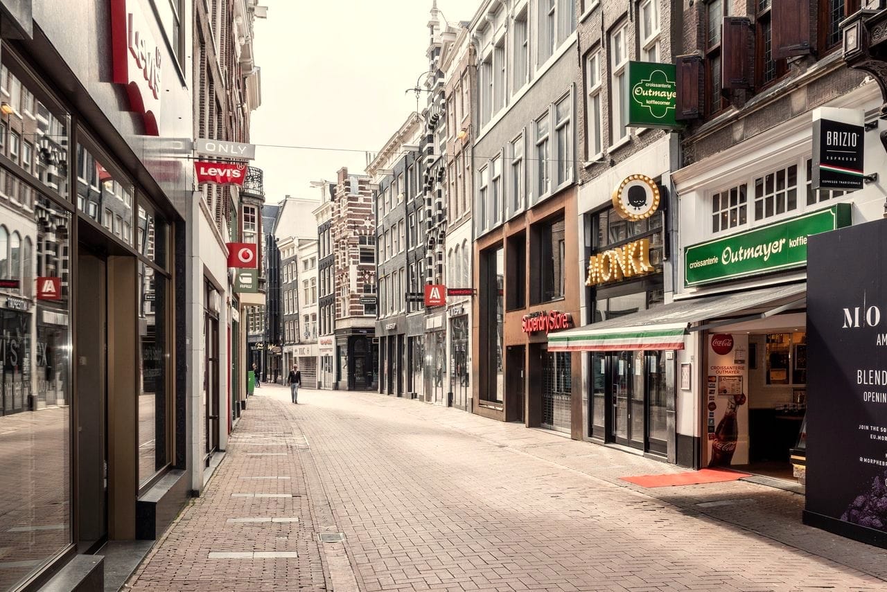 Iran-oorlog en reële economie: energieklap, bbp-afschaving en de onzekerheid die alles overschaduwt