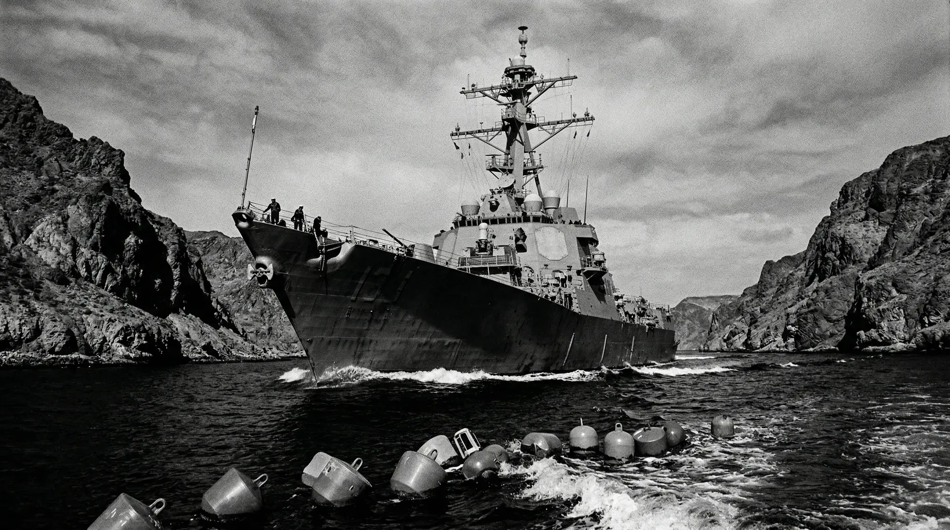 Trump kondigt marineblokkade Hormuz aan: twee destroyers al door de straat