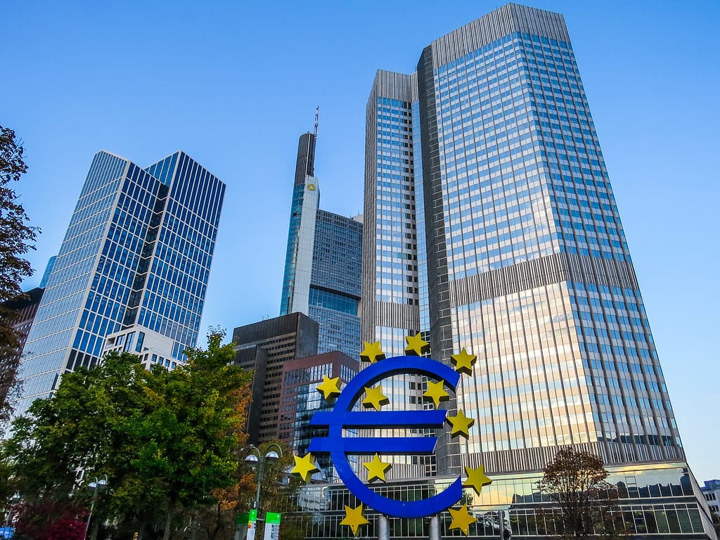 Van renteverlagingen naar verhogingen: hoe de olieschok de centrale banken dwingt tot een U-bocht