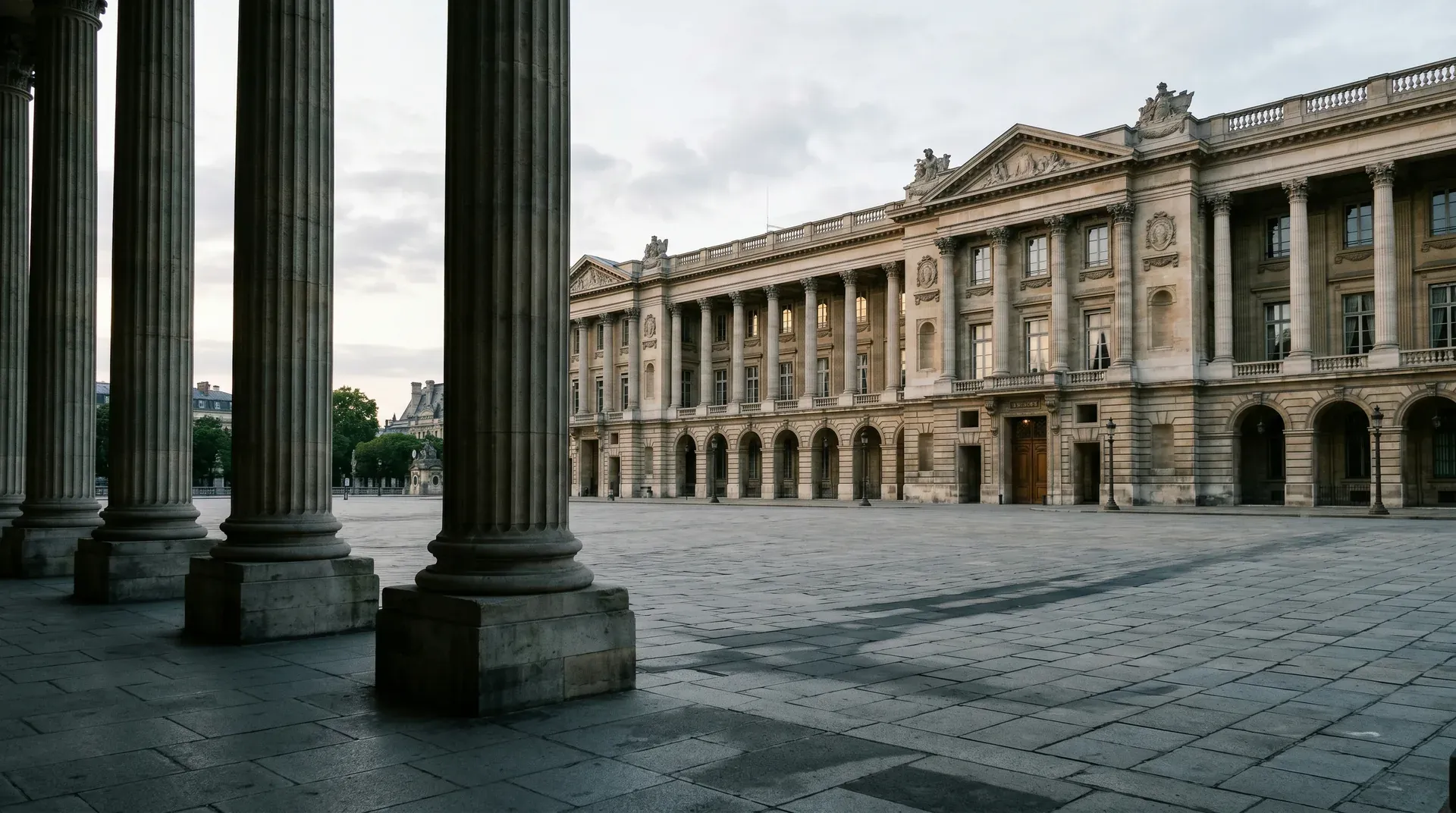 Klassiek Europees regeringsgebouw met zuilen, plein en architectonische details in neutrale toon