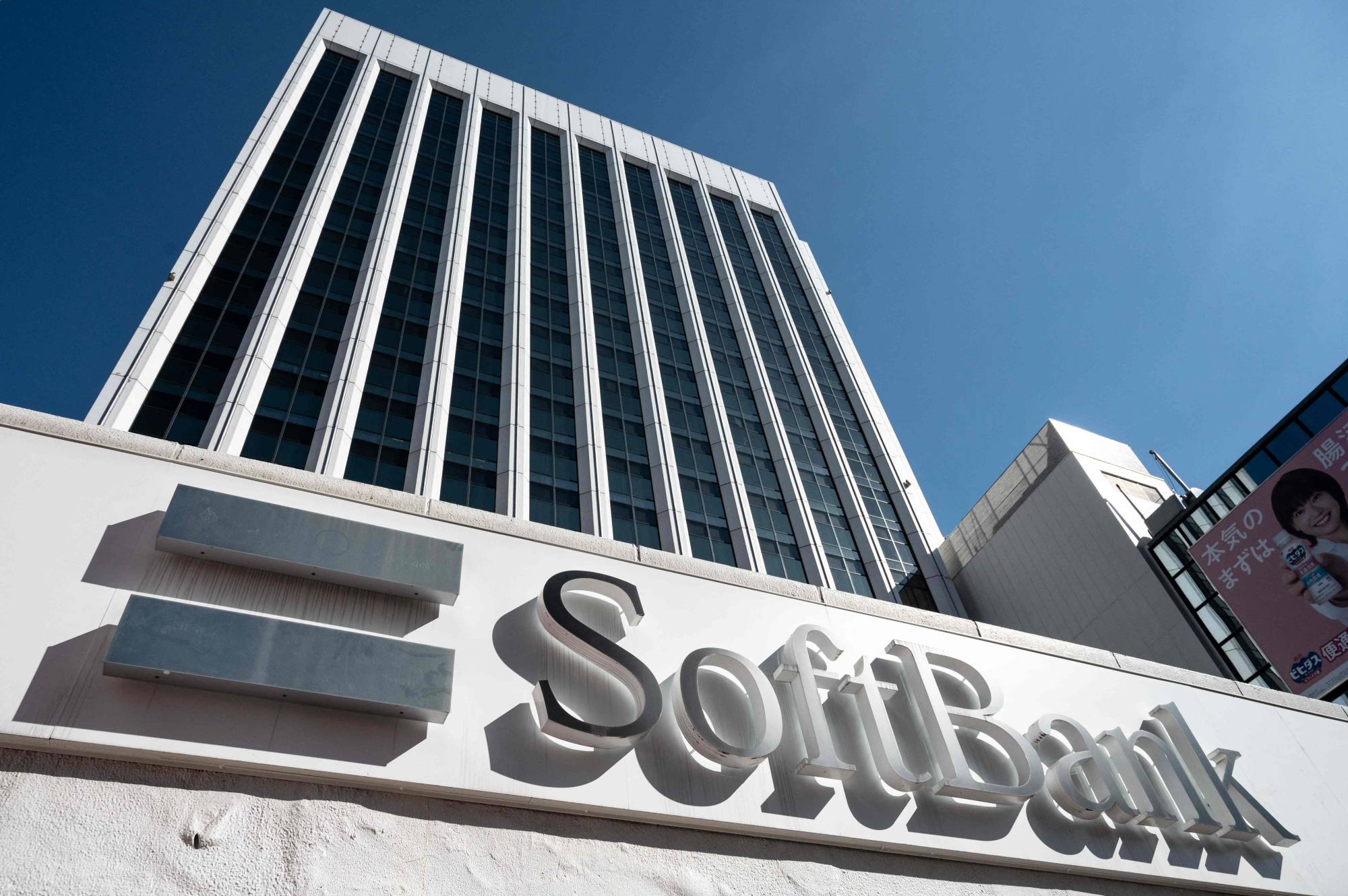 SoftBank boekt recordwinst van $12 miljard, maar de AI-gok op OpenAI maakt het bedrijf kwetsbaar