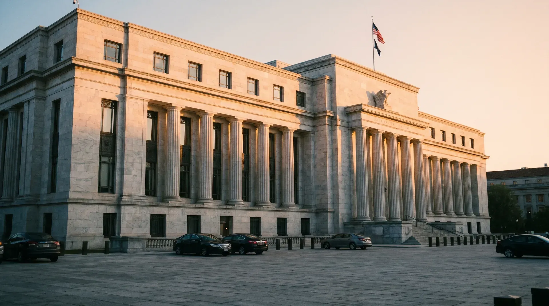 Klassiek witmarmer regeringsgebouw met zuilen en Amerikaanse vlag bij zonsondergang.