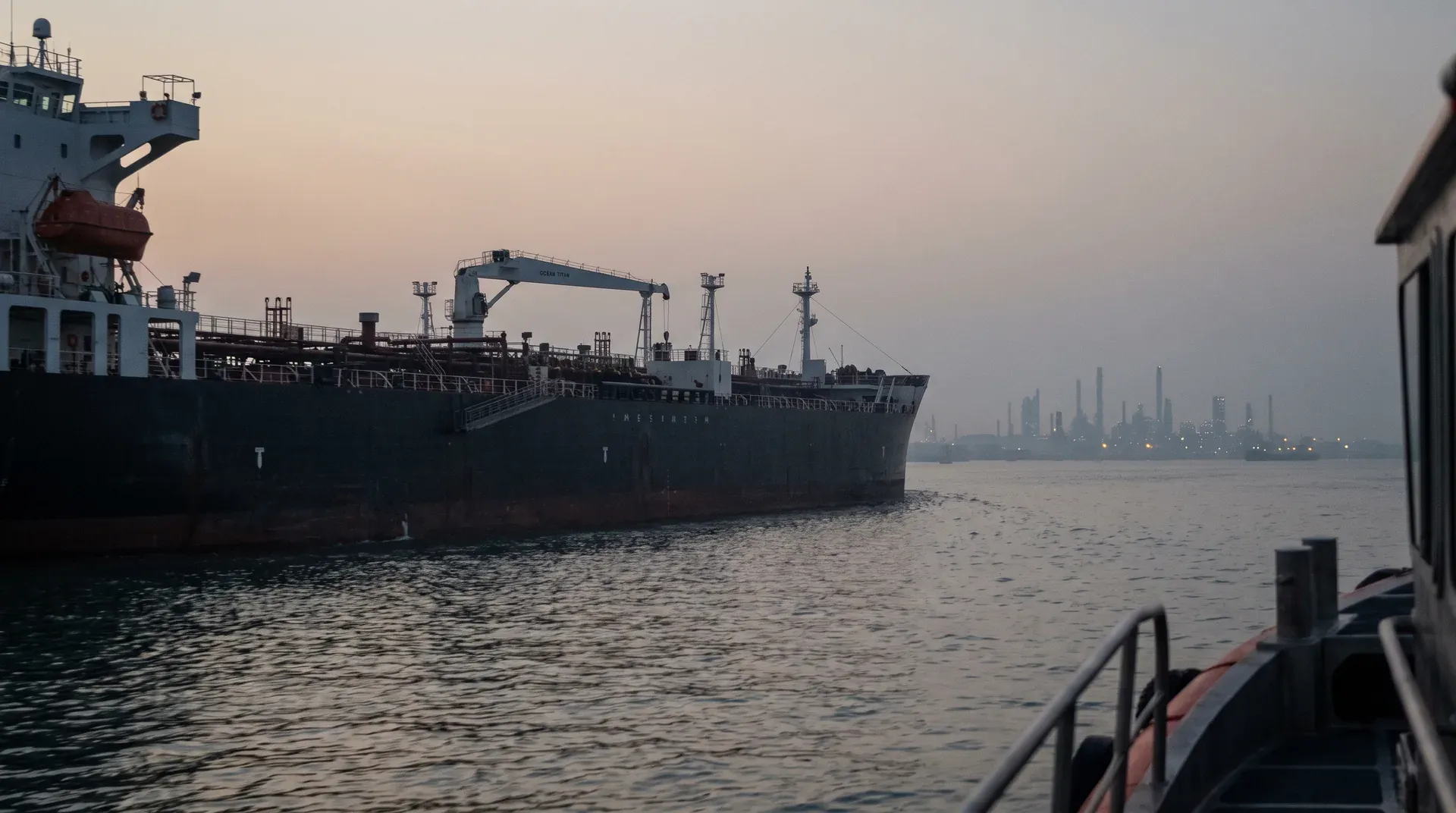 Grote olietanker op zee met industriële haven en raffinaderijen op achtergrond bij zonsopgang