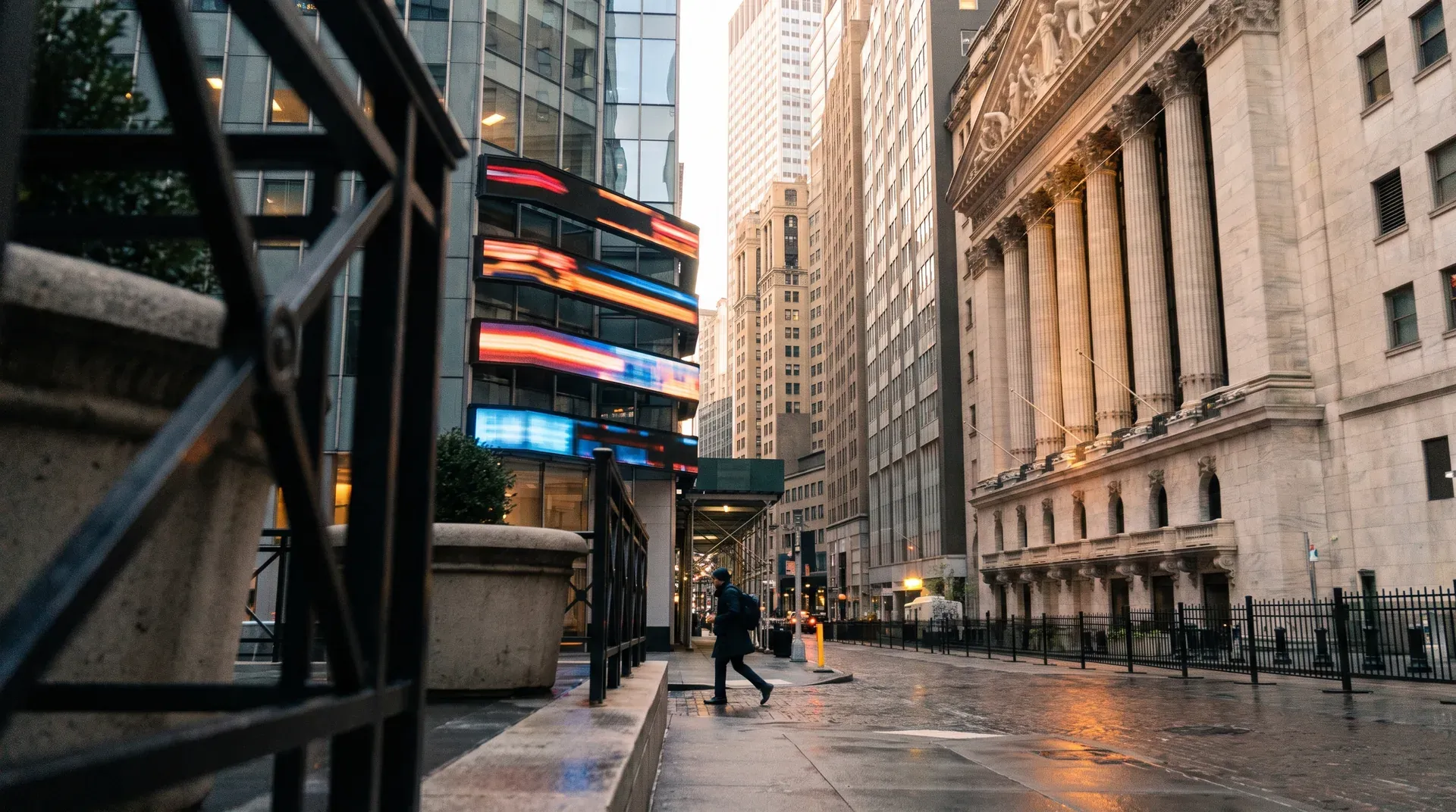 Wall Street met klassieke beurs-kolommen, moderne kantoren en neon-displays bij schemering