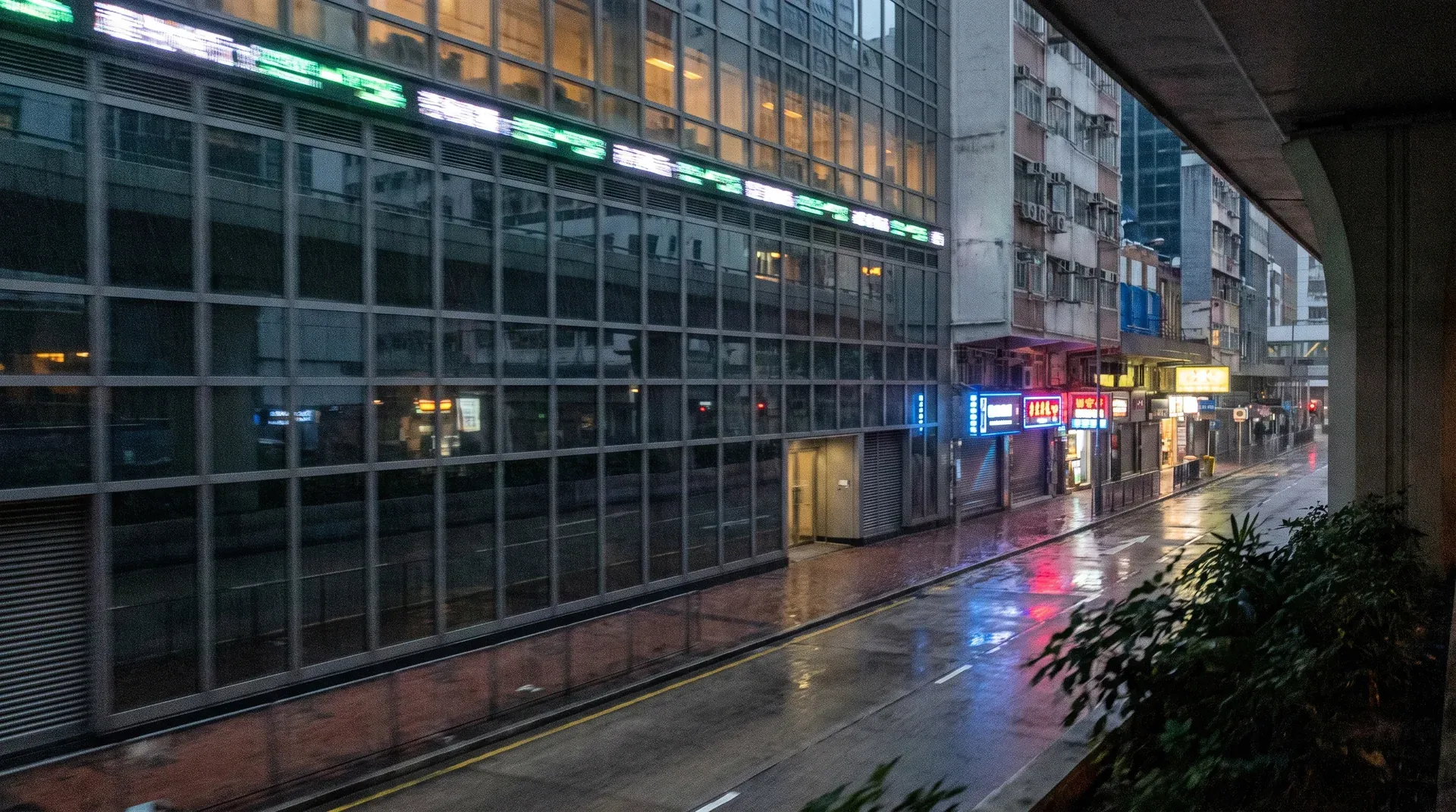 Regenachtig stedelijk straatje 's avonds met verlichte winkels en neonborden onder afdak