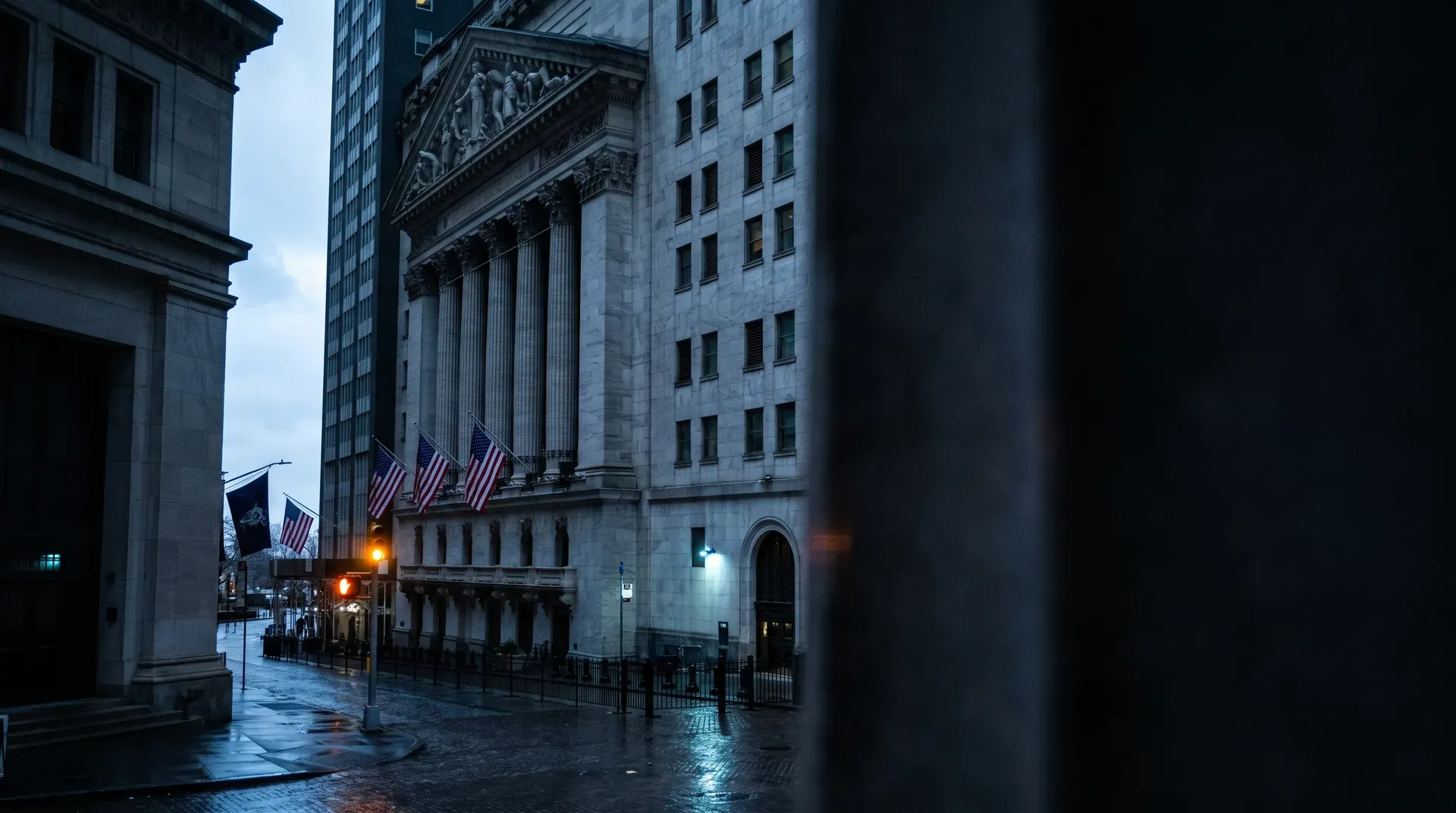 New York Stock Exchange gebouw met Amerikaanse vlaggen, regenachtige straat in financieel district