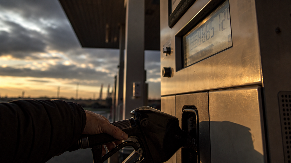 Automobilisten betalen straks veel meer aan de pomp door aflopend kabinetsbeleid Afbeelding bij bericht