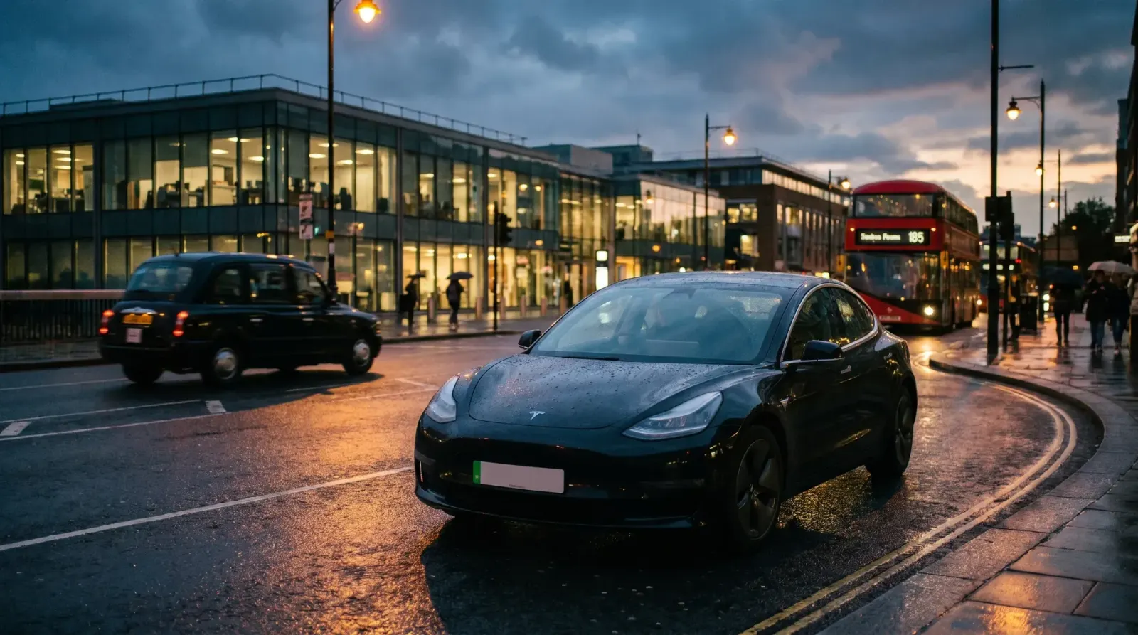 Zwarte Tesla op natte Londense straat bij schemering, rode dubbeldekker en kantoorgebouwen op achtergrond