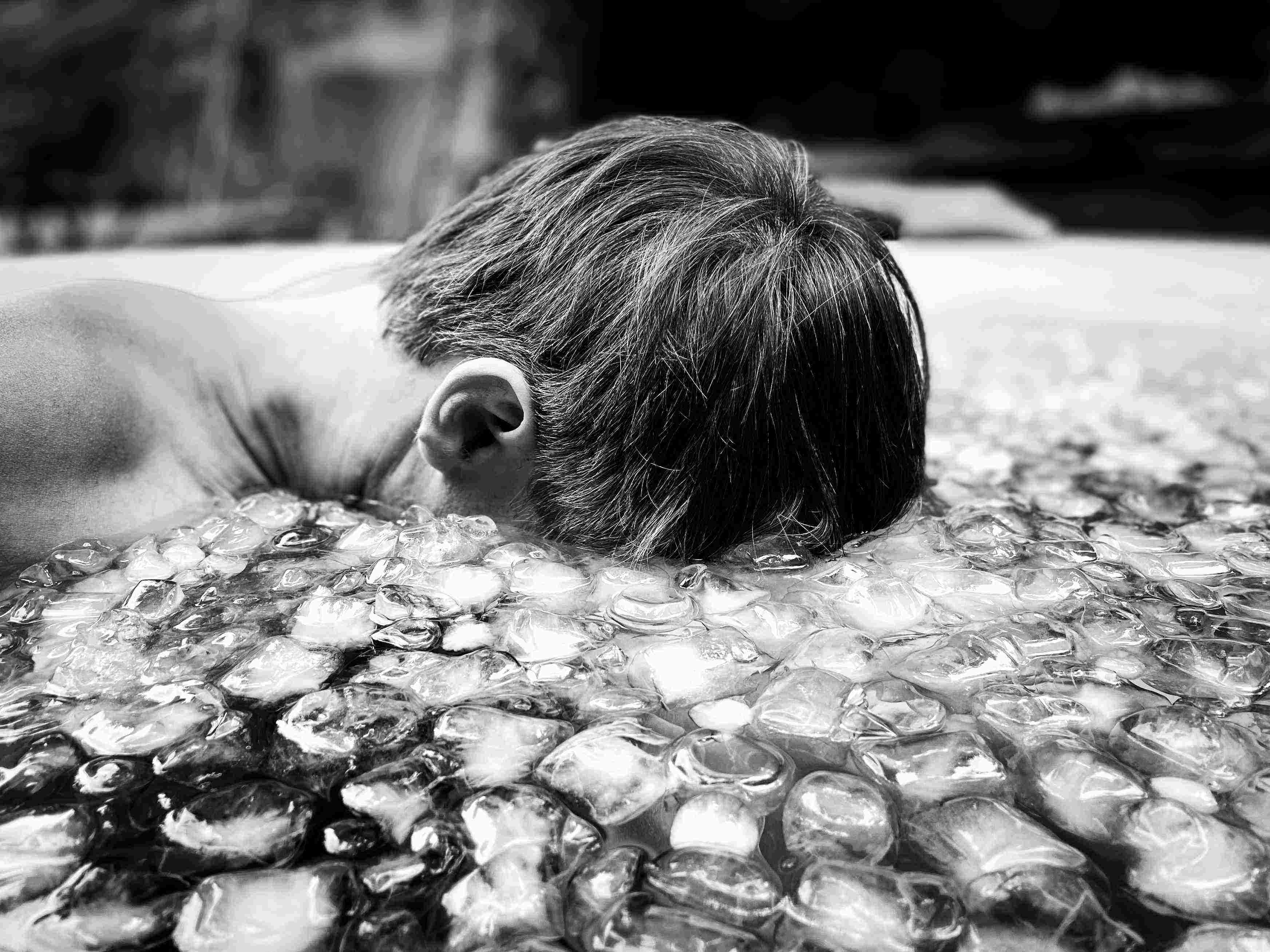 ice bath wim hof method ice cubes