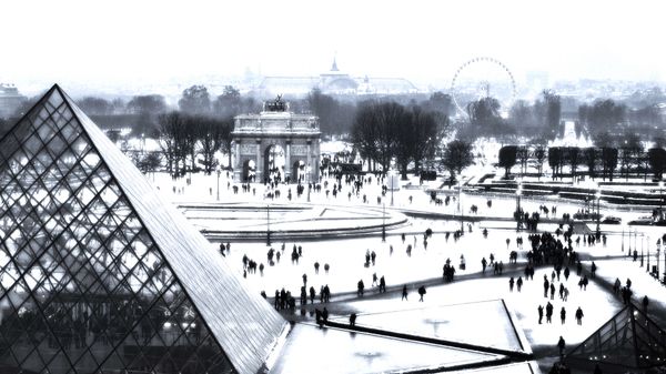 The Course Hath No Bottom: the 20,000-Person Seminar