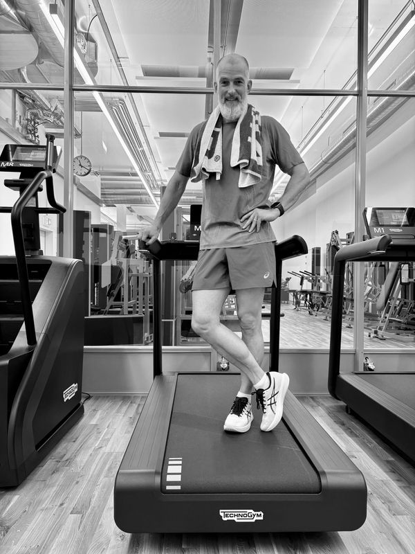 Ich laufe auf dem Laufband nicht, um Kalorien zu verbrennen. Ich laufe auf dem laufenden Band, um jung zu bleiben.