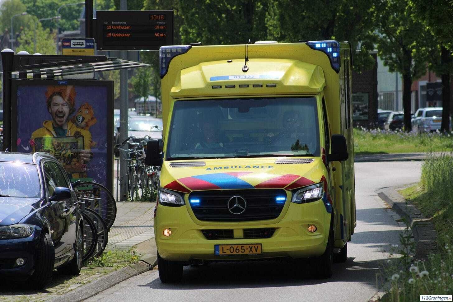 Ambulance and police arriving at stabbing incident, occurred on the Verlengde Frederikstraat in Groningen's Oosterpoort district