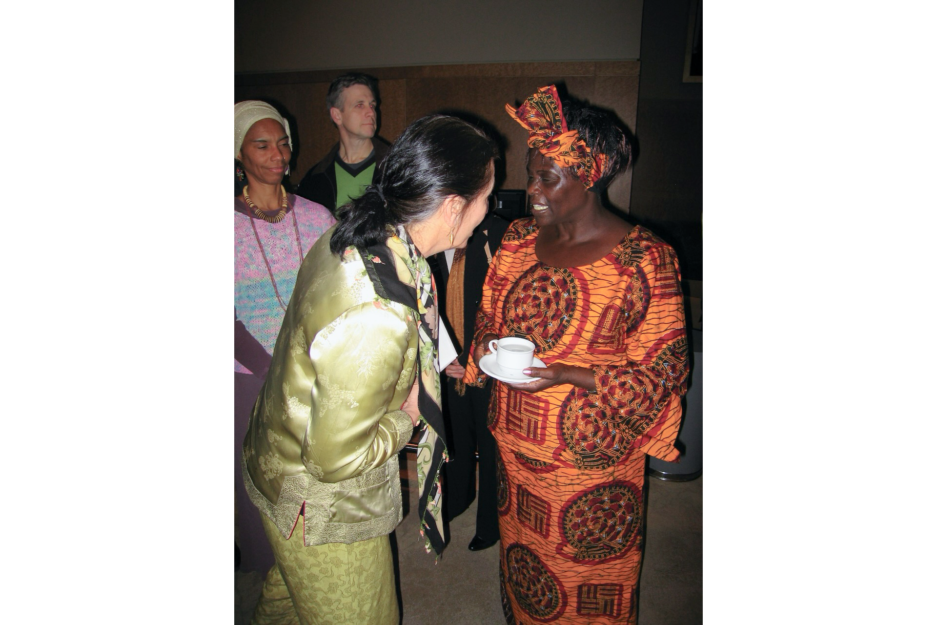 Photo of SAndra Dean and Wangari Maathai (holding coffee), talking face-to-face