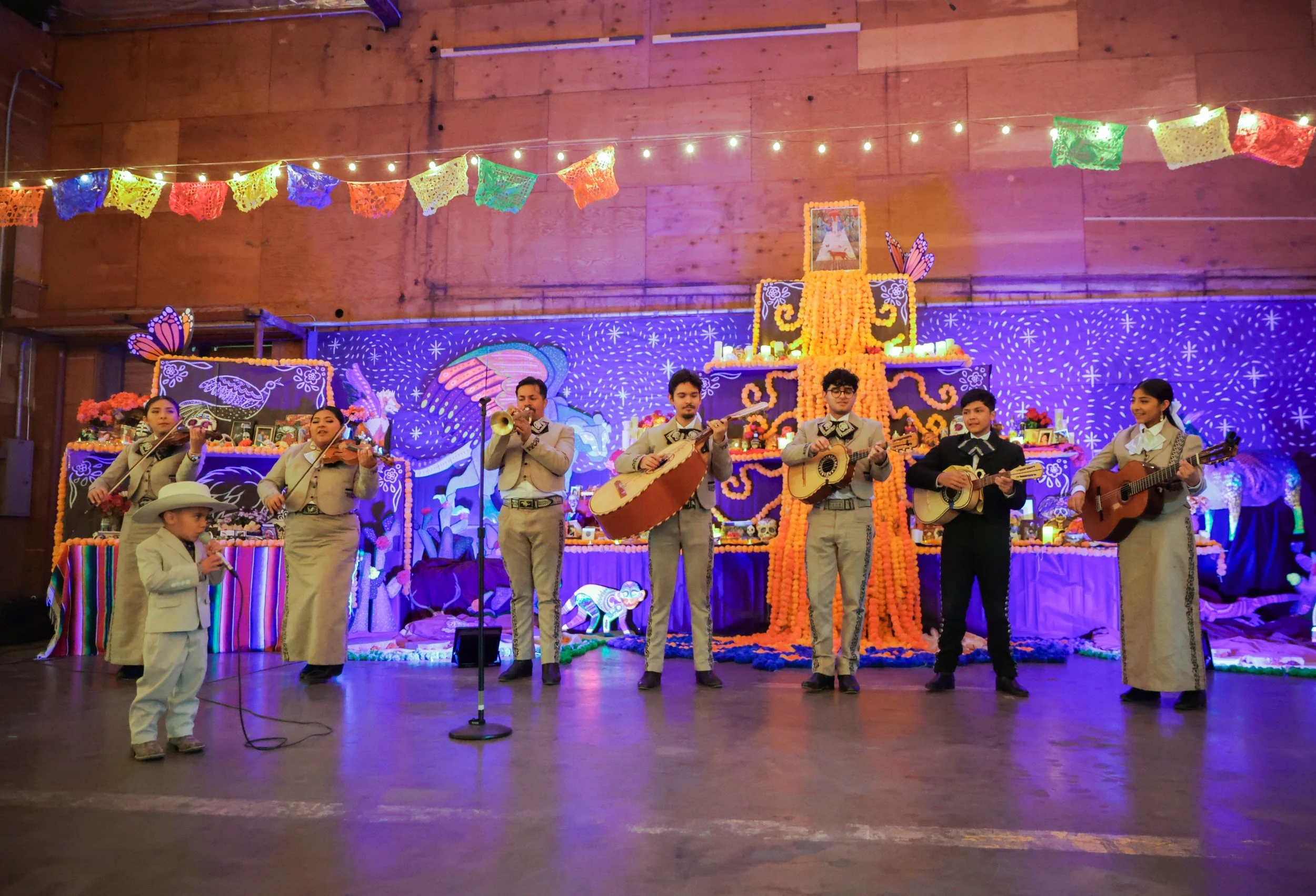 Photo of mariachi band with child singing