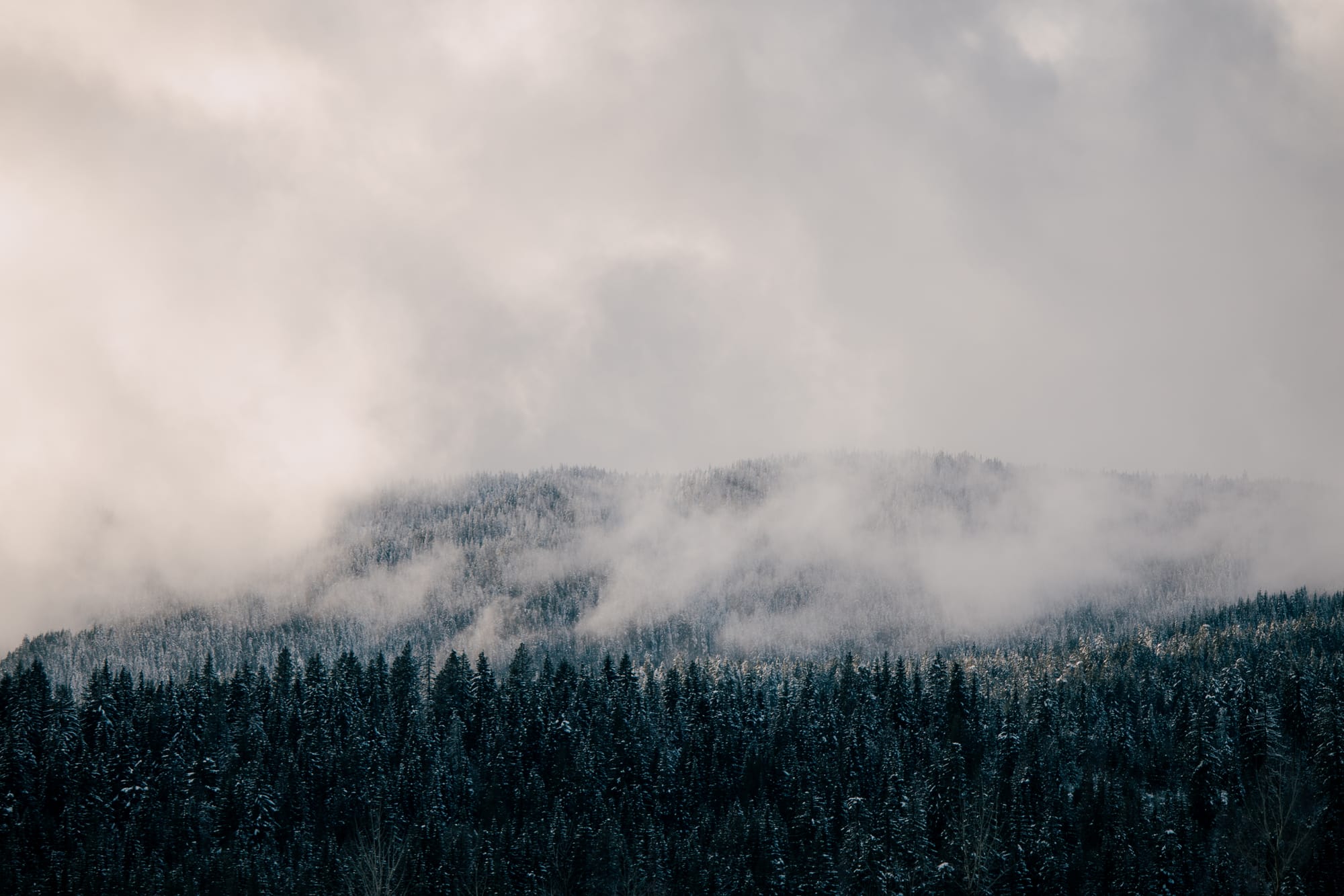 Winter storm in California: Heavy snow and chain requirements in effect.
