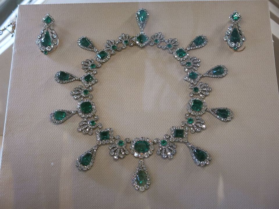 De François Ier au Louvre : l’aventure des joyaux de la Couronne (the adventure of the Crown Jewels) (Level A1-A2)