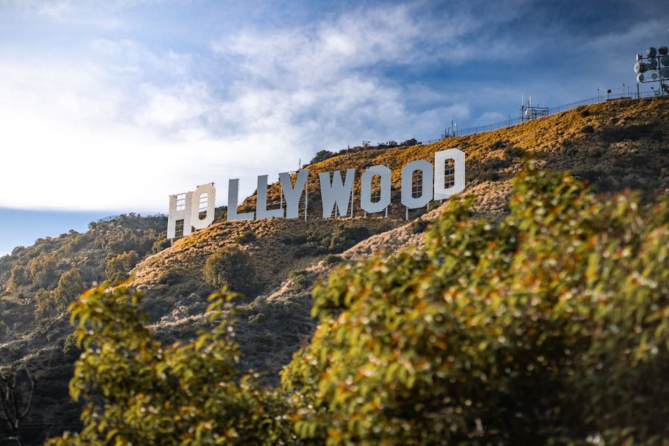 “Frollywood” : Pourquoi des stars américaines s’installent en France ? - “Frollywood”: Why Are American Celebrities Settling in France? (Level B1-B2)