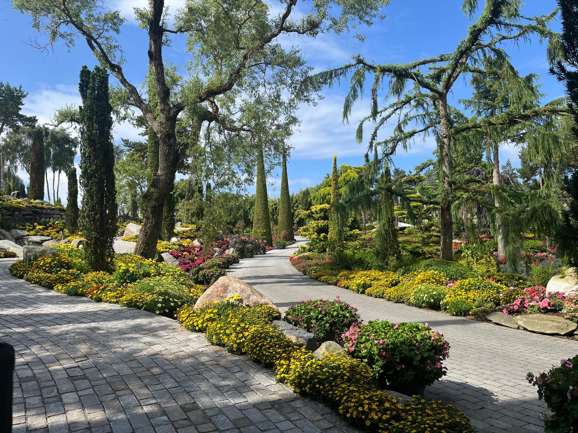 Flor og Fjære, A Garden Paradise