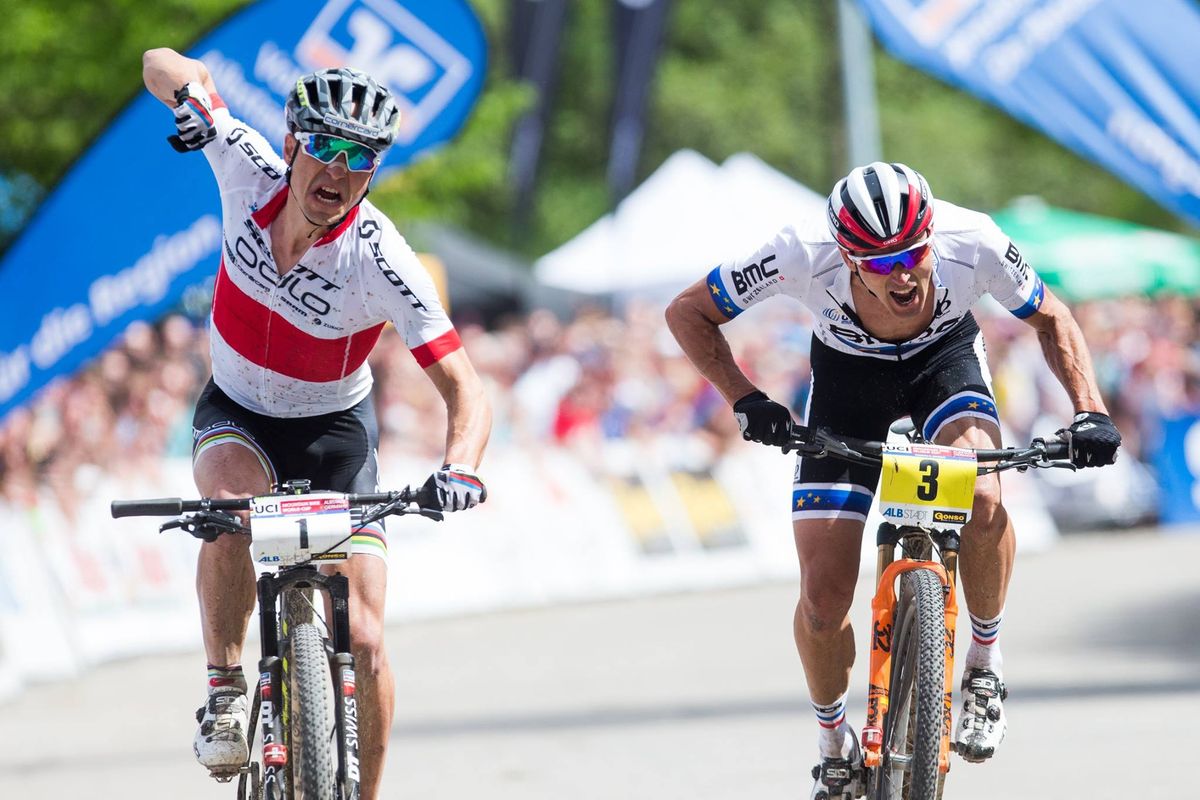 Nino Schurter castiga sprintul in fata lui Julien Absalon