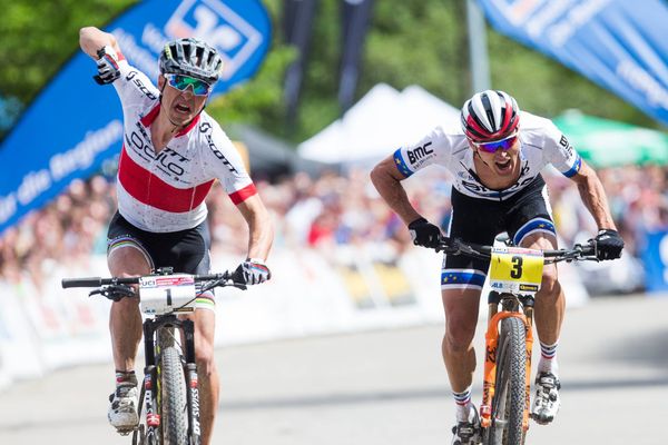 Nino Schurter castiga sprintul in fata lui Julien Absalon