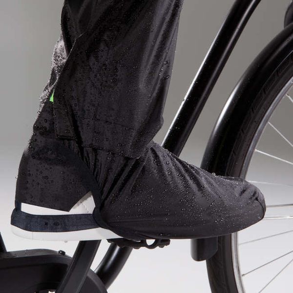 Super util: pantaloni pentru ploaie de la Decathlon